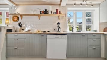 Køleskab, kogeplade, opvaskemaskine, kaffe-/temaskine