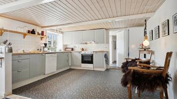 Geladeira, cooktop, lava-louças, cafeteira/chaleira