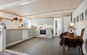 Køleskab, kogeplade, opvaskemaskine, kaffe-/temaskine