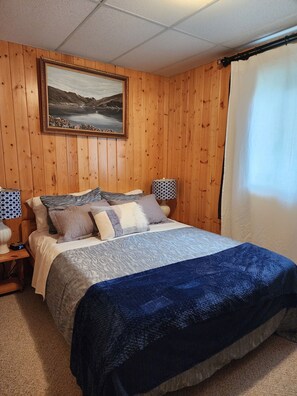 3 bedrooms, iron/ironing board, WiFi, bed sheets - 3BR Harbor Front House with Fire Pit  Canoe, Hammock & Bikes near Grand Beach. (Beaconia)