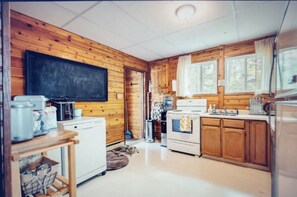 Ice maker - 3BR Harbor Front House with Fire Pit  Canoe, Hammock & Bikes near Grand Beach. (Beaconia)