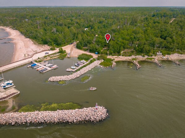Marina - 3BR Harbor Front House with Fire Pit  Canoe, Hammock & Bikes near Grand Beach. (Beaconia)