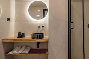 Camas con pillow-top, caja de seguridad en la habitación y escritorio 