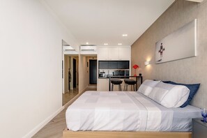 Pillow-top beds, in-room safe, desk, laptop workspace - Triple A Apartmemts - Aristofanous 20 (Athens)