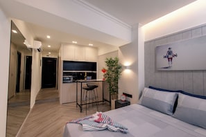 Pillow-top beds, in-room safe, desk, laptop workspace - Triple A Apartmemts - Aristofanous 20 (Athens)