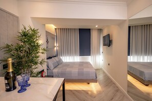 Camas con pillow-top, caja de seguridad en la habitación y escritorio 