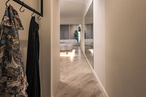 Pillow-top beds, in-room safe, desk, laptop workspace - Triple A Apartmemts - Aristofanous 20 (Athens)