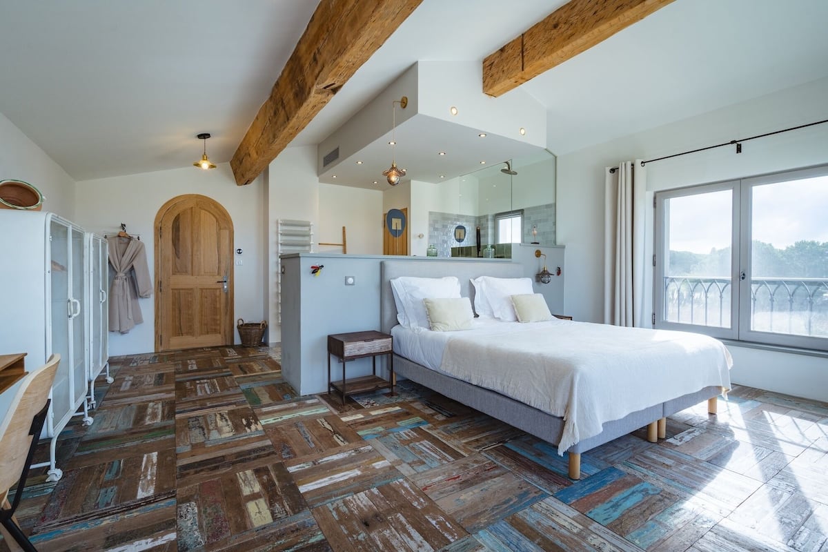 Habitación superior, 1 cama King size, Terraza, vista parcial al lago | Sábanas de algodón egipcio y ropa de cama de alta calidad