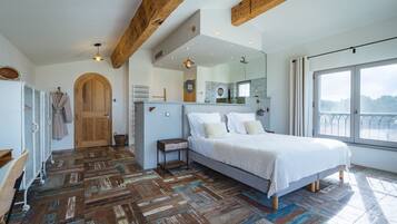 Chambre Supérieure, 1 très grand lit, terrasse, vue partielle sur le lac | Draps en coton égyptien, literie de qualité supérieure