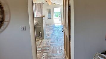 Kamar Superior, 1 Tempat Tidur King, teras, pemandangan danau terbatas | Seprai katun Mesir, seprai premium, dan didekorasi berbeda-beda