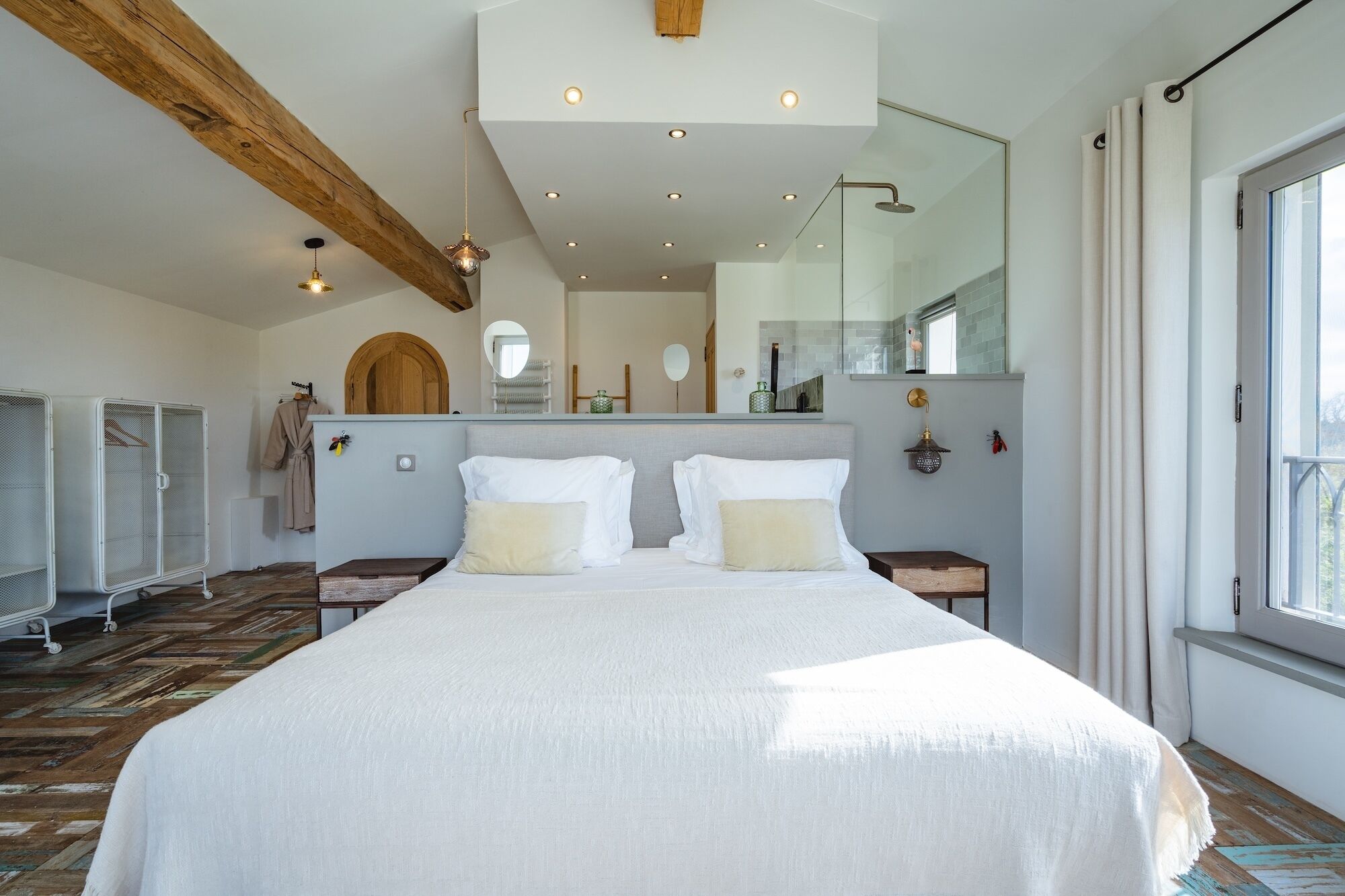 Chambre Supérieure, 1 très grand lit, terrasse, vue partielle sur le lac | Draps en coton égyptien, literie de qualité supérieure