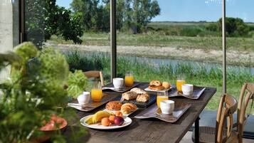 Daily continental breakfast (EUR 19 per person)