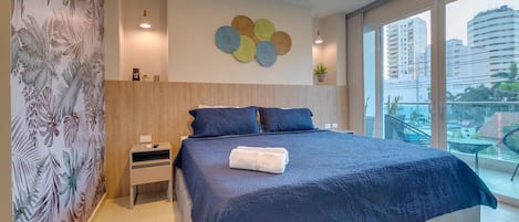 Phòng phong cách lãng mạn, 1 giường cỡ king, ban công, quang cảnh thành phố | Bộ đồ giường cao cấp, chăn bông, nệm cao su hoạt tính (memory foam)