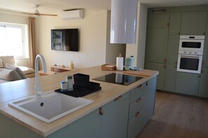Lägenhet Deluxe - 3 sovrum | Eget kök | Stort kylskåp, mikrovågsugn, diskmaskin och brödrost