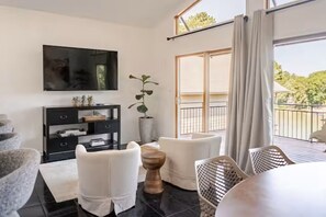 Smart-TV, Kamin, Videospiele, Tischfußball