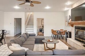 Smart TV, chimenea, videojuegos y futbolito 