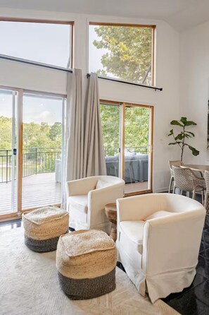 Smart-TV, Kamin, Videospiele, Tischfußball