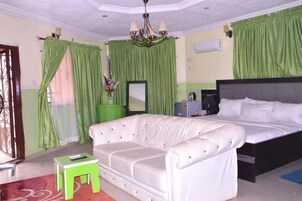 Grand Suite | Desk, laptop workspace