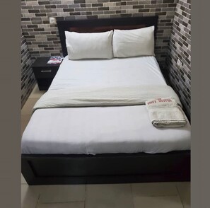 Standard Room | 1 bedroom, desk, laptop workspace