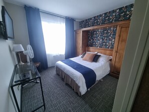 Decoración personalizada, muebles diferentes, escritorio y wifi gratis 