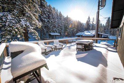 Modern mountain retreat, luxurious & cozy, ~18 mins to Leavenworth, Dogs OK