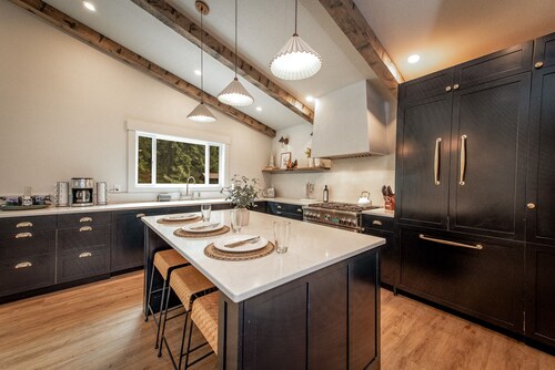 Modern mountain retreat, luxurious & cozy, ~18 mins to Leavenworth, Dogs OK