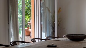 A dining area with a wooden table, chairs, and a large bowl. - Casa Rural La Lagunilla Golf (Candeleda)