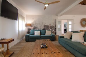 Flatskjerm-TV, Netflix, filmkjøp og oppvarmet gulv