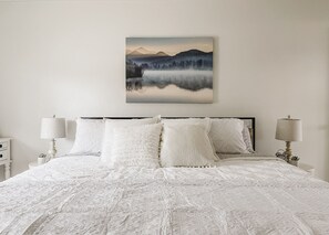 4 chambres, bureau, fer et planche à repasser, lit de bébé portatif