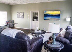 TV, tavolo da ping pong