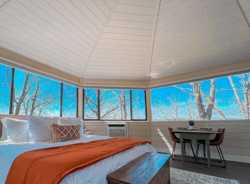 Lake views! Steps to the water! Sweetheart getaway