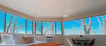 Lake views! Steps to the water! Sweetheart getaway