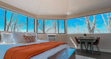 Lake views! Steps to the water! Sweetheart getaway