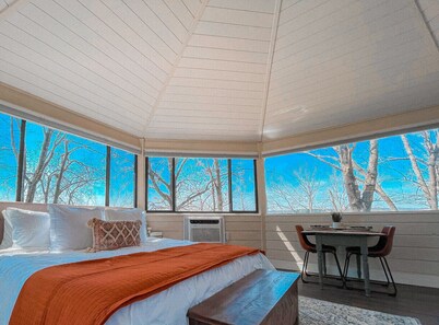 Lake views! Steps to the water! Sweetheart getaway