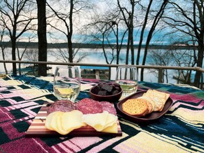 Outdoor dining - Lake views! Steps to the water! Sweetheart getaway (Hulbert)