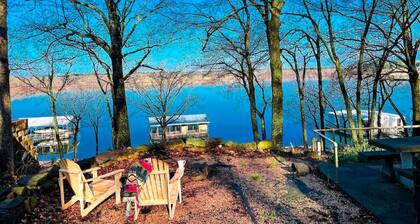 Lake views! Steps to the water! Sweetheart getaway