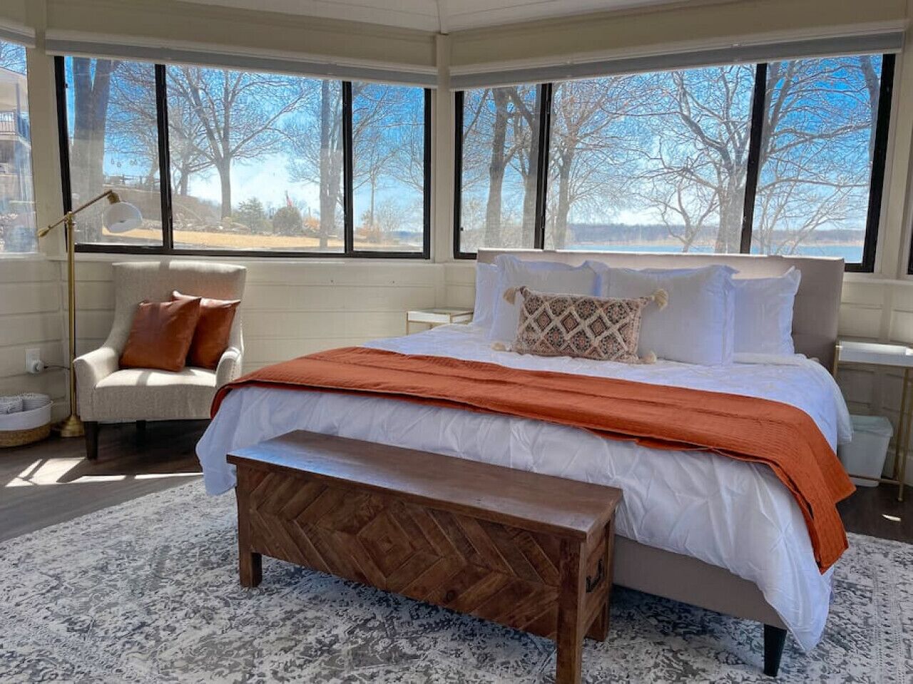 5 bedrooms, desk, iron/ironing board, travel crib