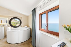 Deluxe Suite, Ensuite, Sea View (Suite vista mare ) | Indoor spa tub - Il Melograno in Costa d'Amalfi (Vietri sul Mare)