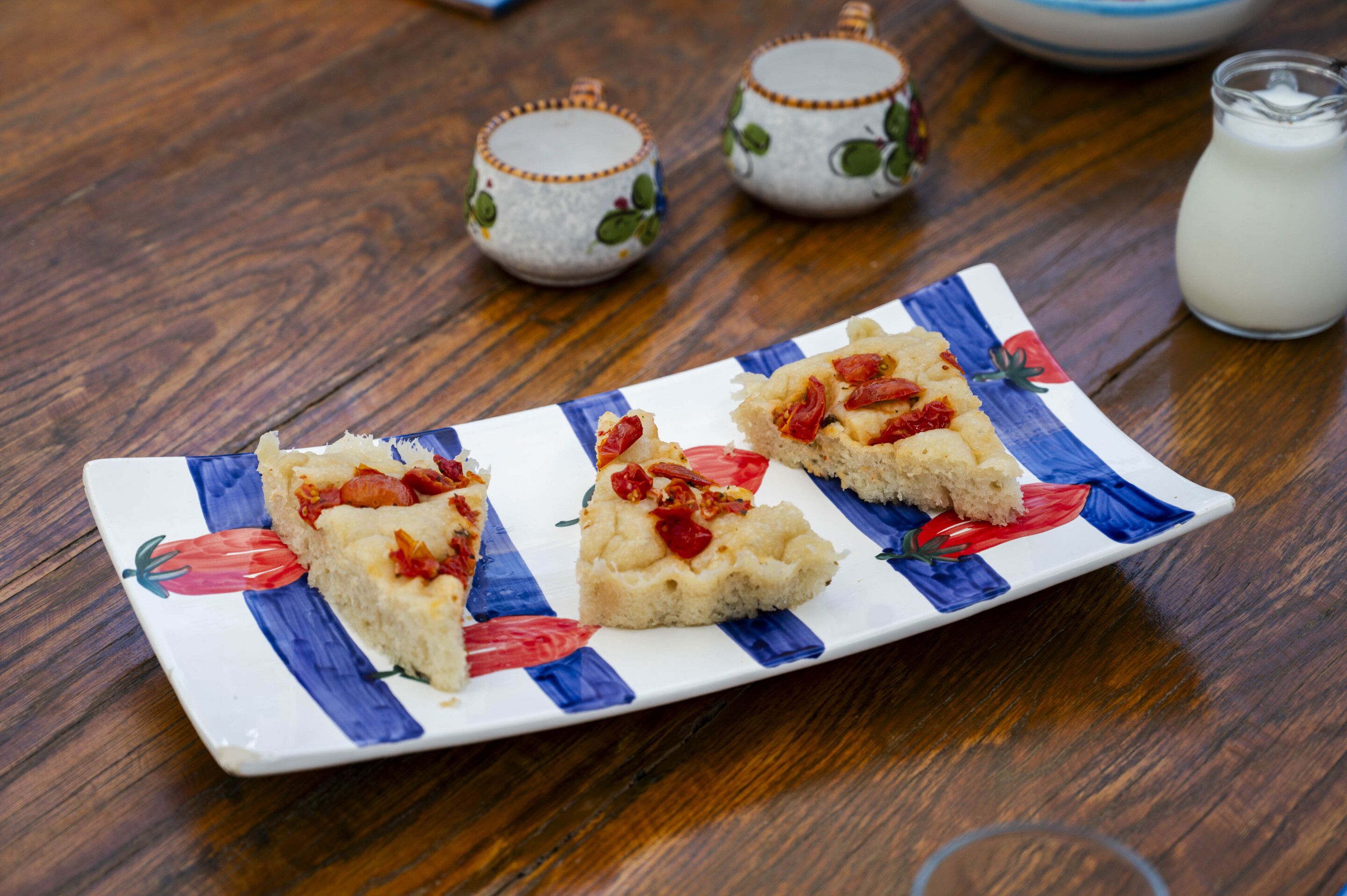 Un plato con comida sobre una mesa.
