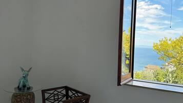 Suite Deluxe, bagno in camera, vista mare (Blu) | Biancheria in cotone egiziano, biancheria da letto di alta qualità