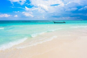 Beach nearby - Seaside Penthouse! Rooftop Jacuzzi & Ocean Views! (Tulum Municipality)