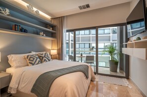 2 habitaciones, escritorio y tabla de planchar con plancha 