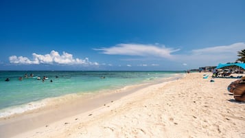 Una spiaggia nelle vicinanze