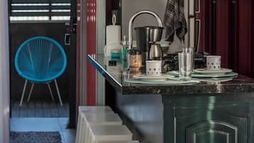 Comfort-sviitti, parveke, näköala pihalle | Ruokailu omassa huoneessa