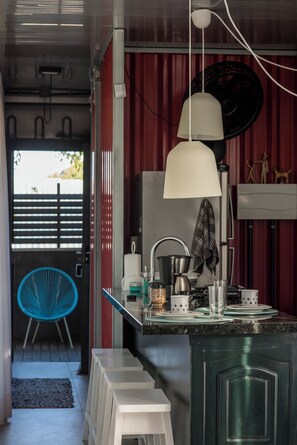 Comfort Suite, Balcony, Courtyard View | In-room dining