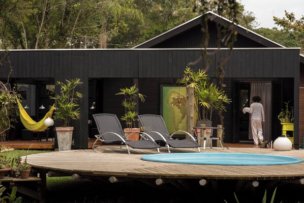 Superior Suite, Pool View | Living area