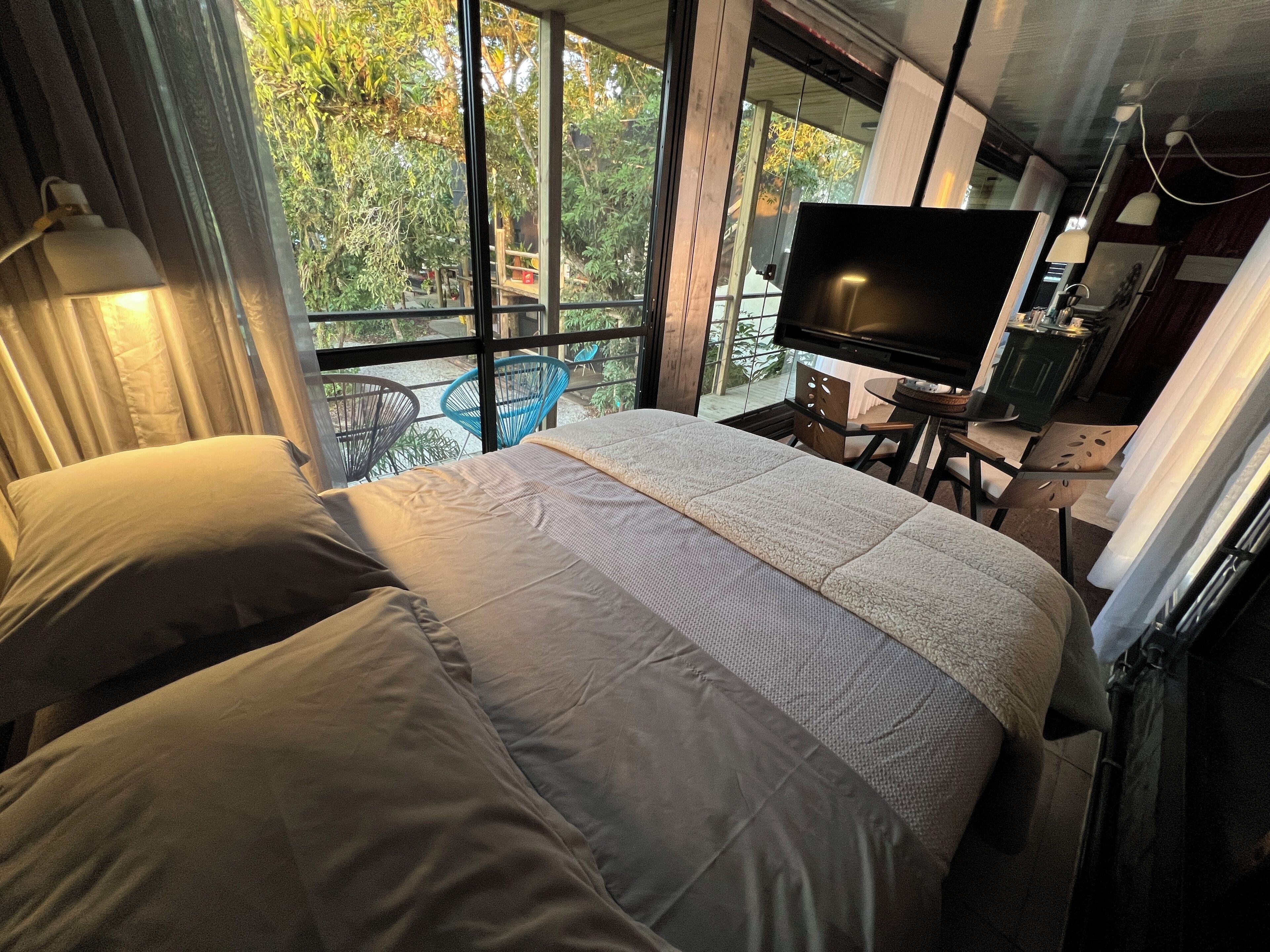 Comfort suite, balkon, uitzicht op de binnenplaats | Een gratis minibar, een laptopwerkplek, gratis wifi