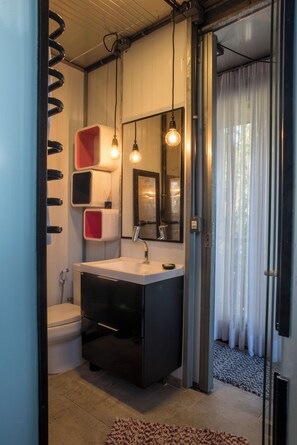 Suite Confort, balcon, vue cour intérieure | Salle de bain