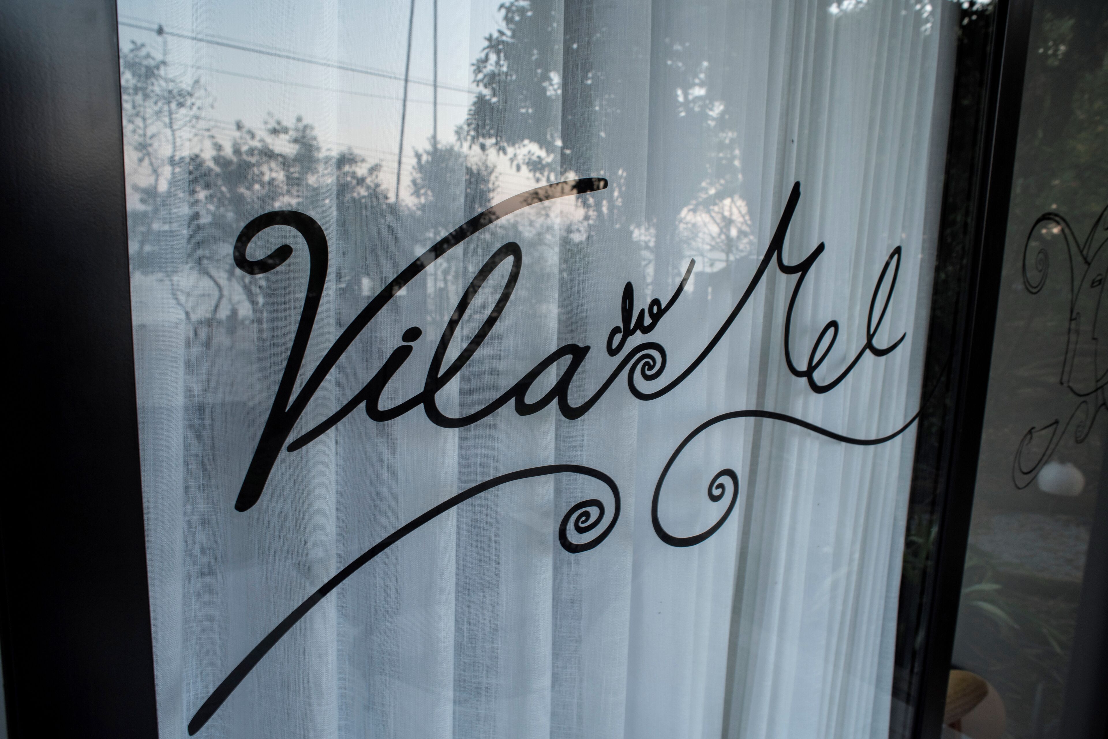 Et vindue med navnet "Viladelle" skrevet med kursiv skrift.