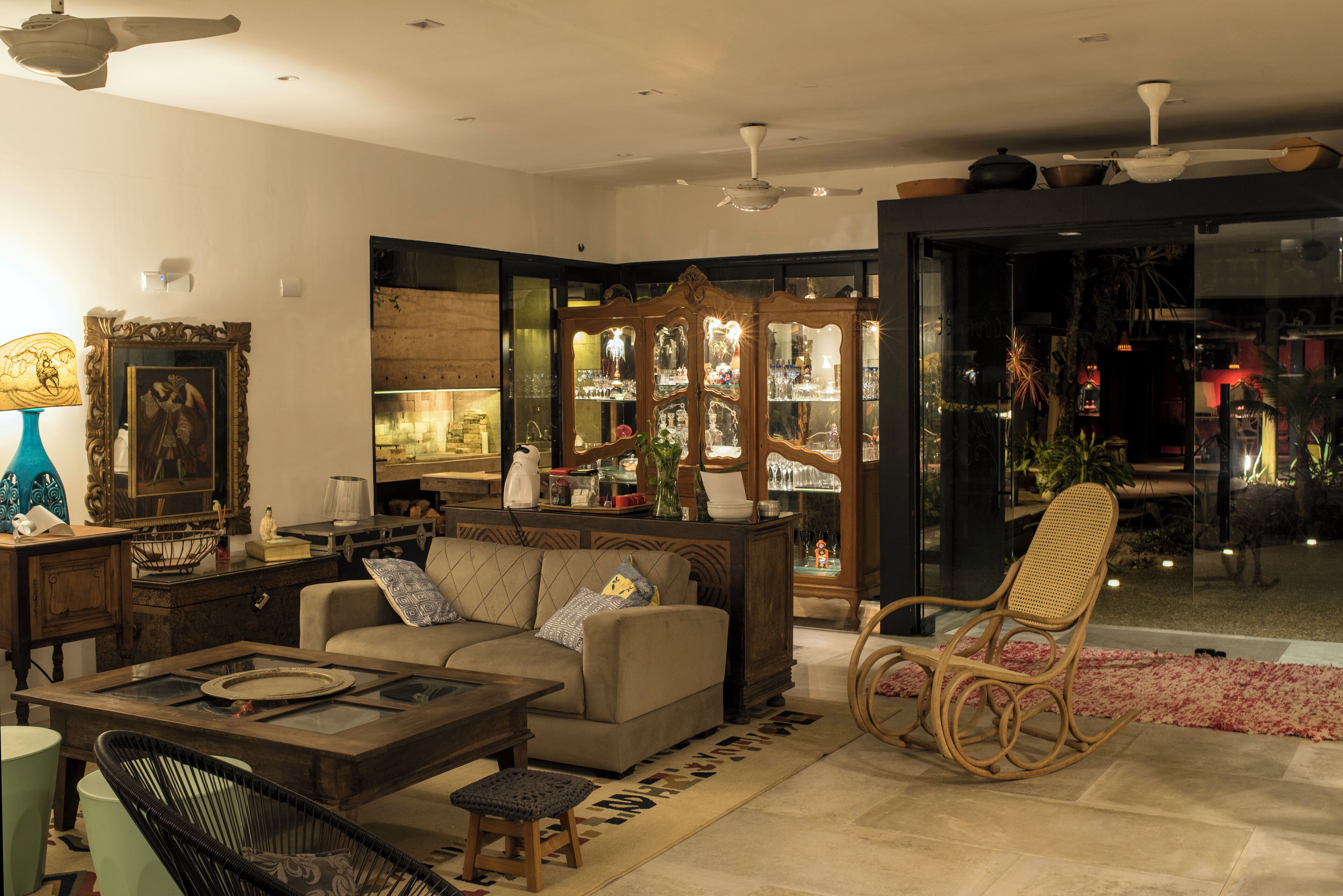 32 インチのスマートテレビ (ケーブル放送視聴可)